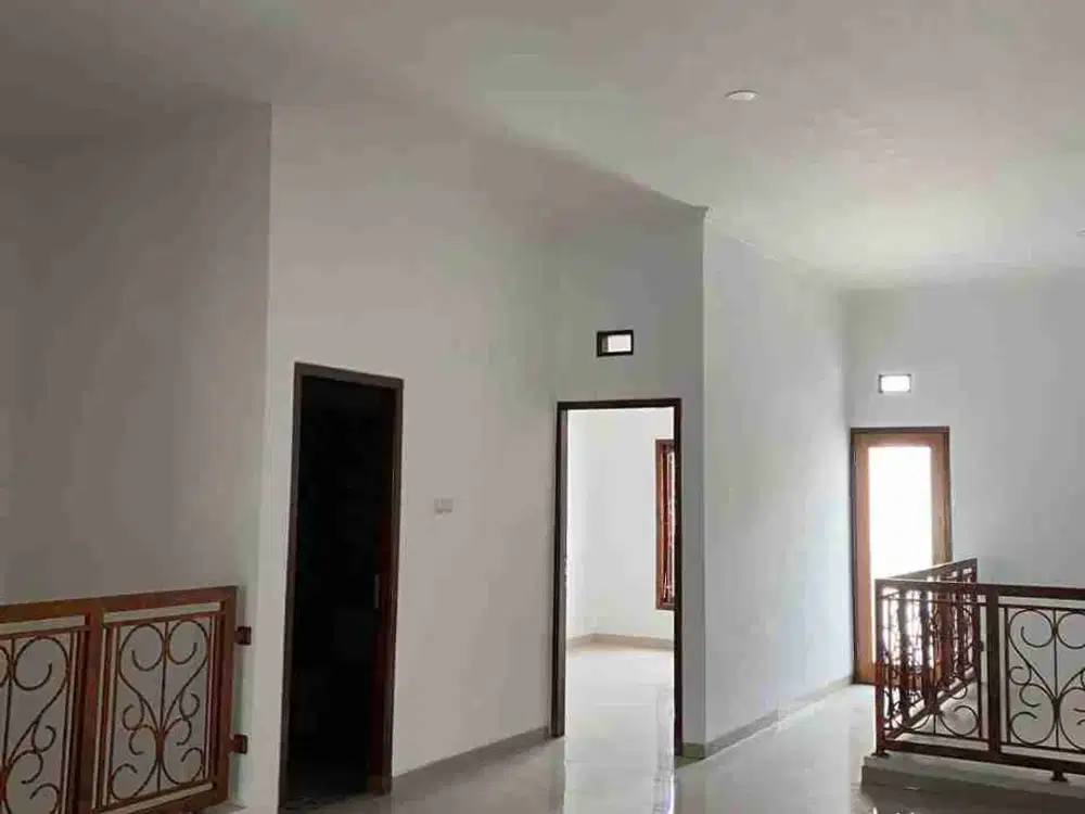 Rumah 2 Lantai Luas 300m 5 Kamar Hadap Timur Bebas Banjir Kreo Dekat Halte Adam Malik