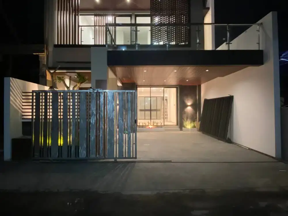 RUMAH MEWAH DEKAT UGM DENGAN PRIVATE POLL