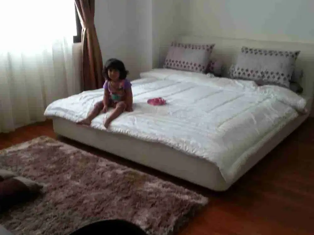 Rumah Hook 2 Lantai SHM 4+2 Kamar Luas 350m 2 Mobil Furnish Taman Royal 2 Cipondoh