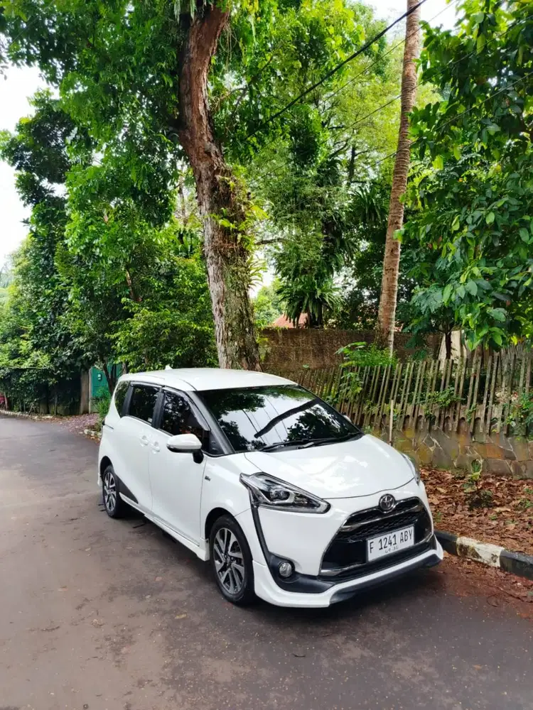 Toyota Sienta Q AT Putih 2016 LOW KM Original