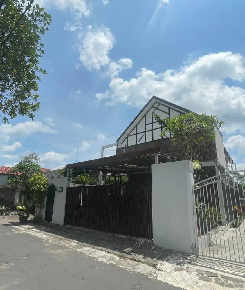 Rumah Mewah 2 Lantai Furnish Lokasi di Jalan Palagan Utara Hotel Hyaat