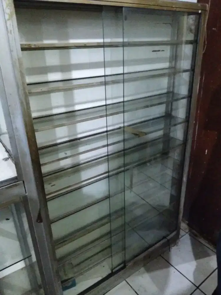 Etalase etalase bekas