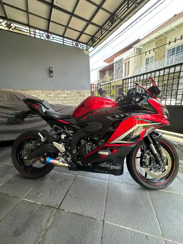 Kawasaki Ninja Zx25R ABS tahun 2023, kepemilikan pribadi.