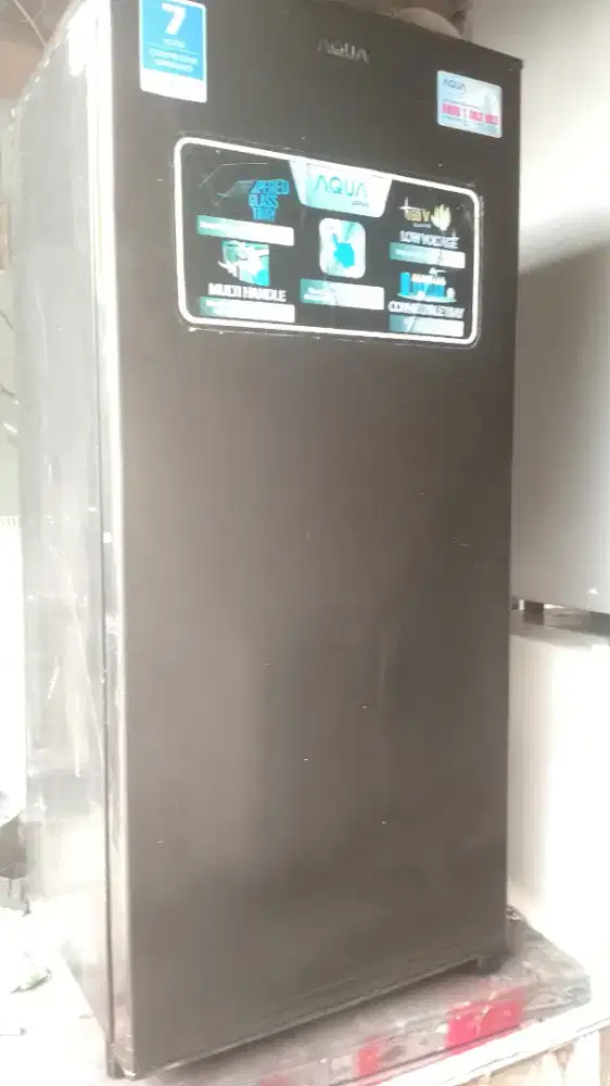 Kulkas merek Aqua dingin beku bergaransi