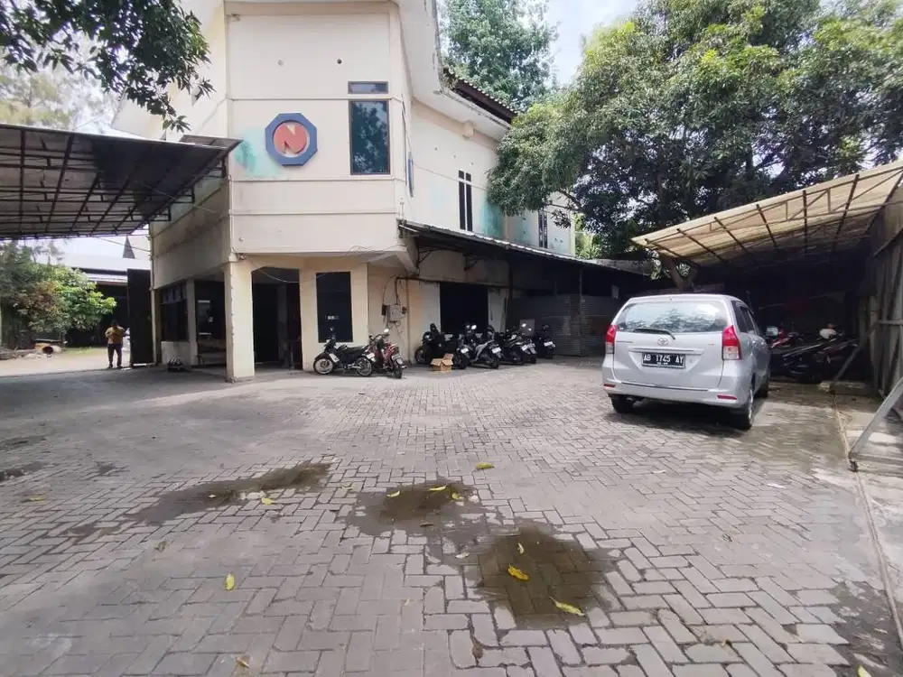 Gudang 3704 Meter Persegi Lokasi Strategis Jalan Ringroad Barat