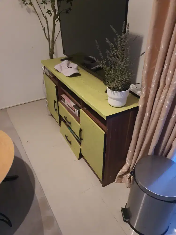 Kabinet tv bekas