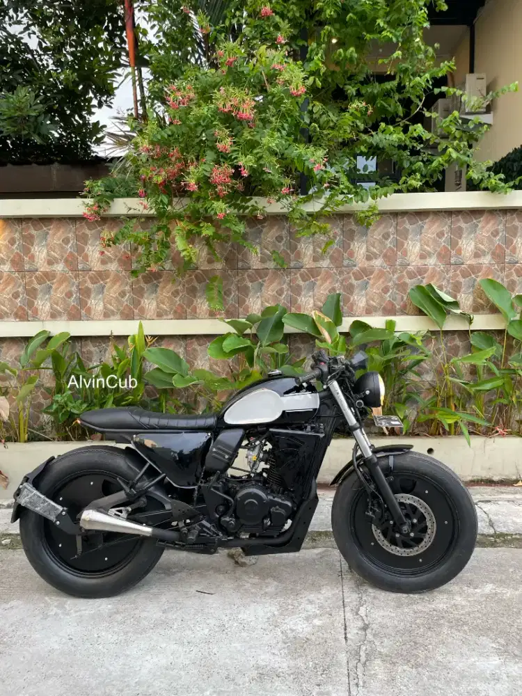 CafeRacer,BratCafe Custom Byson