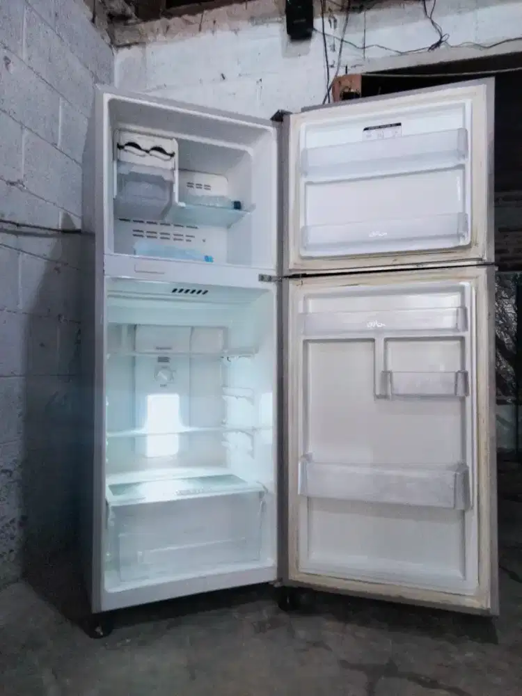 KULKAS 2PINTU ( POLYTRON )