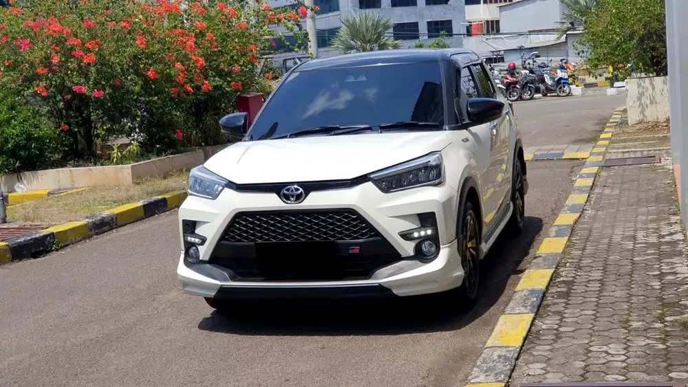 Toyota raize turbo gr sport cvt tss 2023 putih