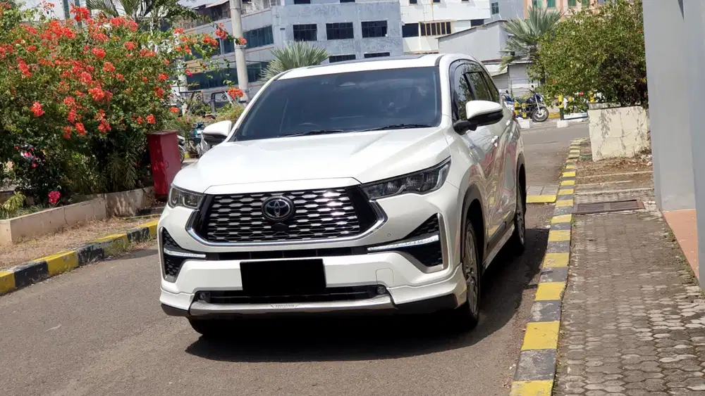 Toyota kijang innova zenix q hybrid modelista tss 2023 putih