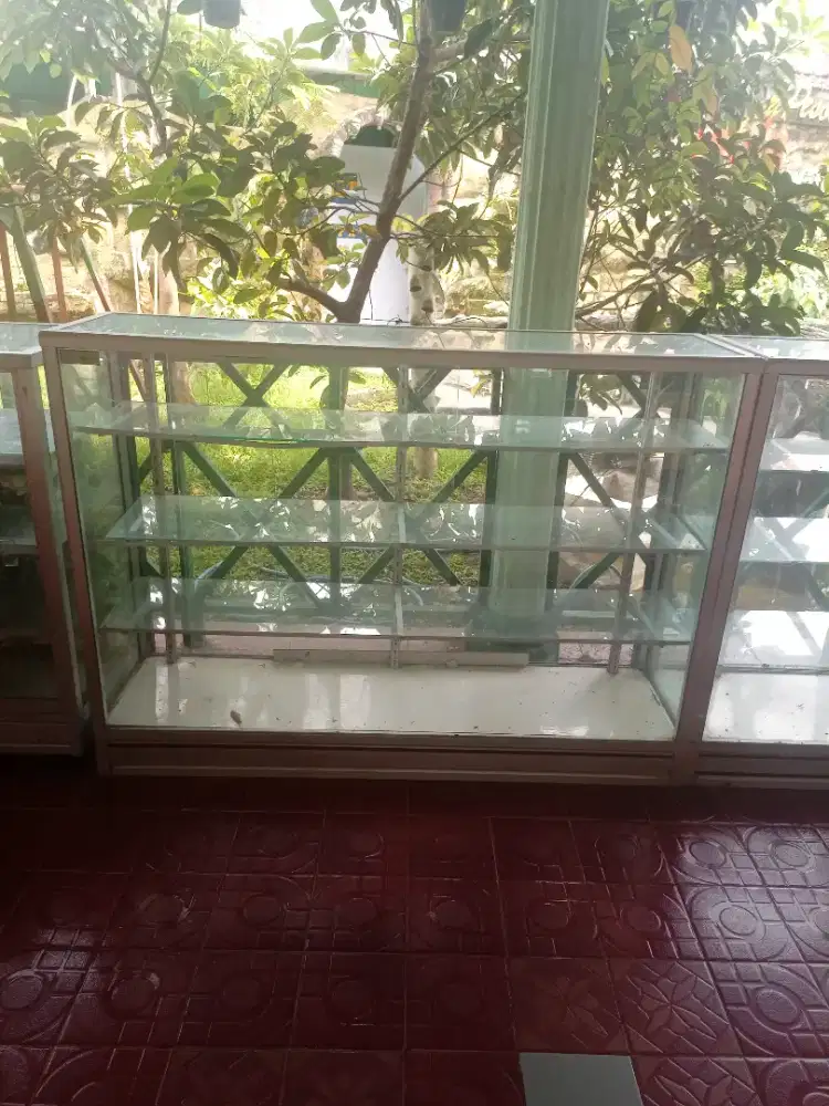 Di jual etalase jumlah 4 unit