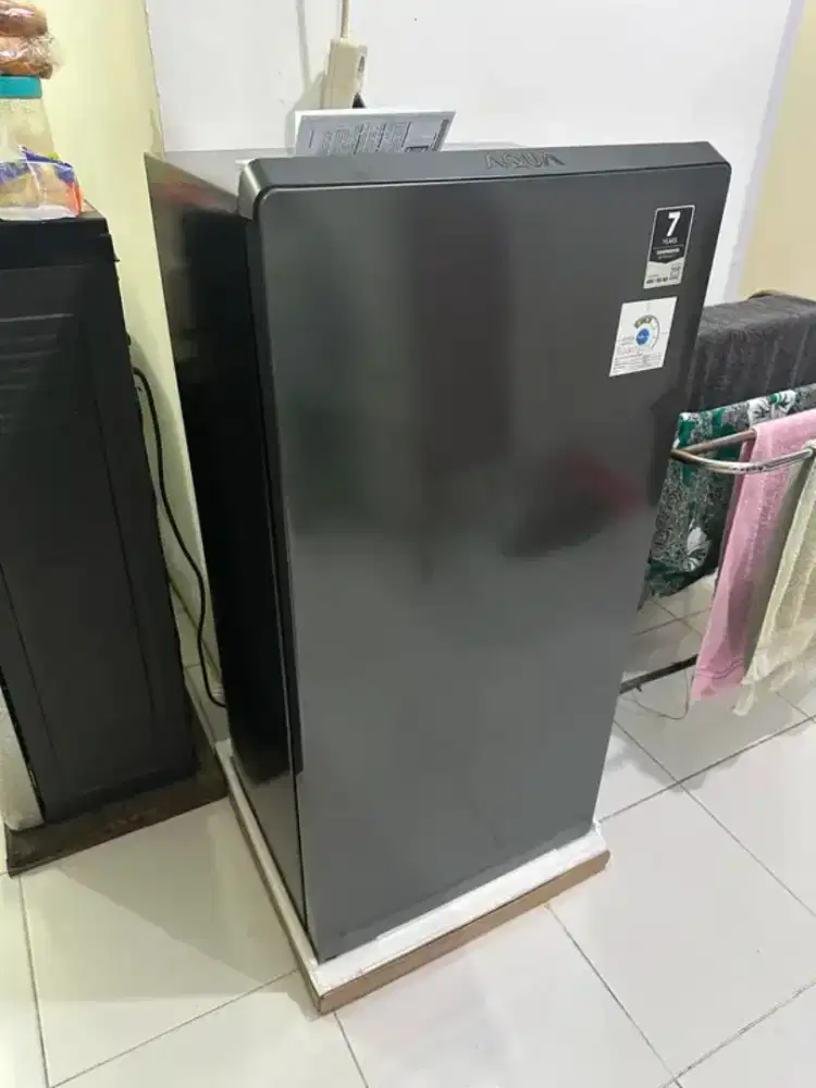 Kulkas 1pintu AQR HITAM d205