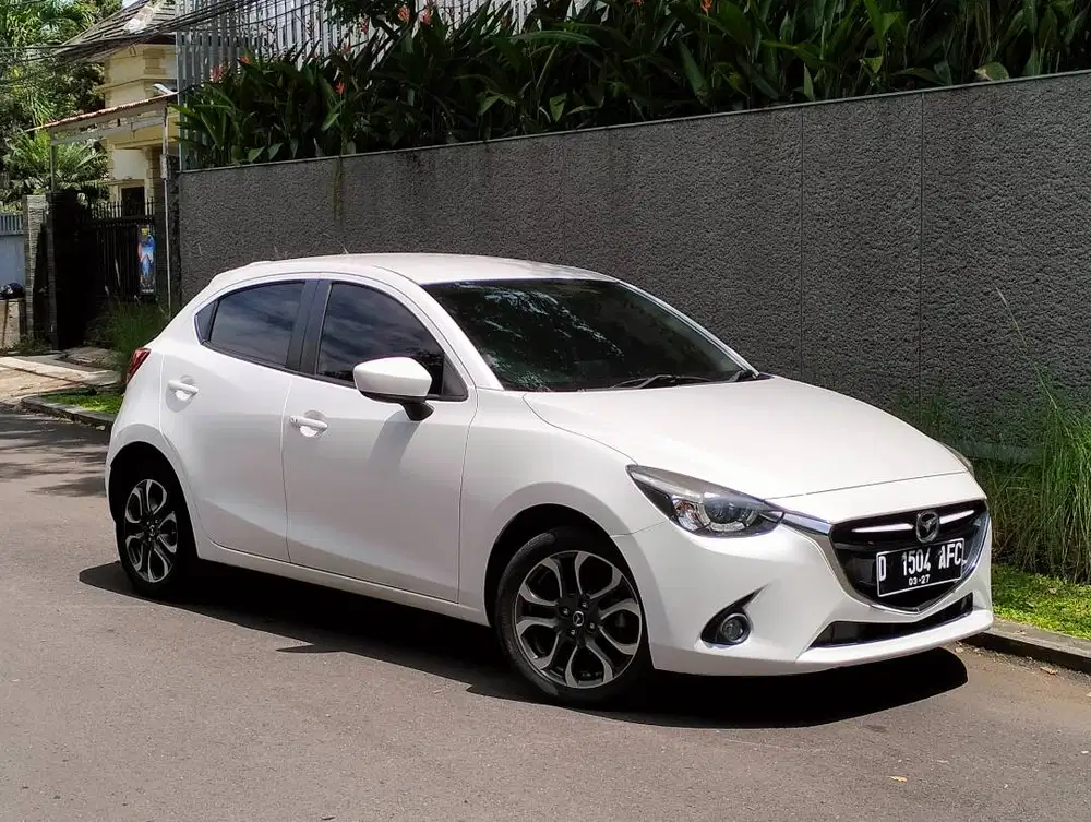 mazda 2 R skyactiv at matic 2016 putih mulus bandung