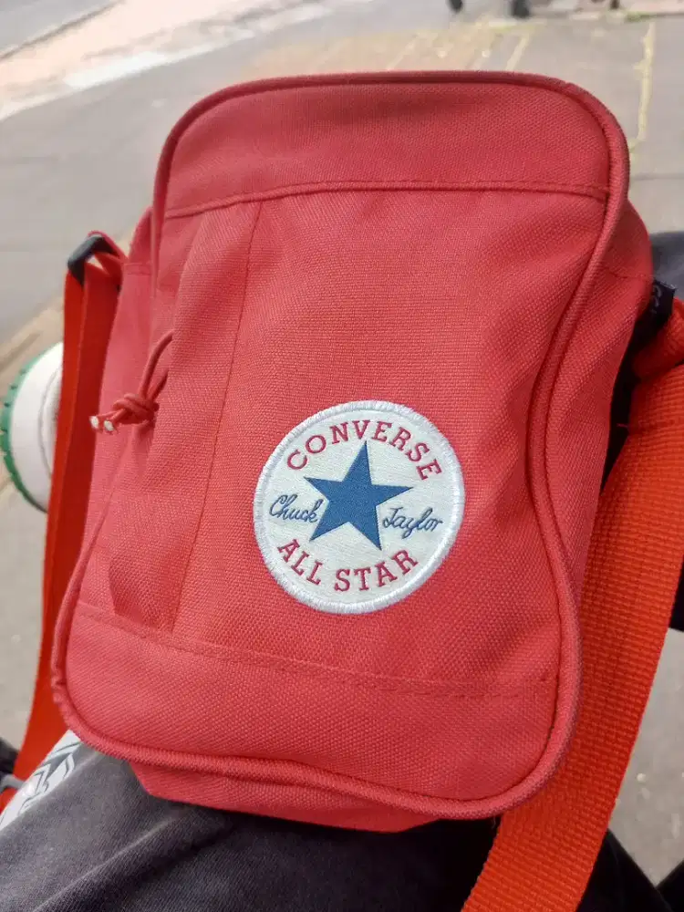 Tas Converse selempang