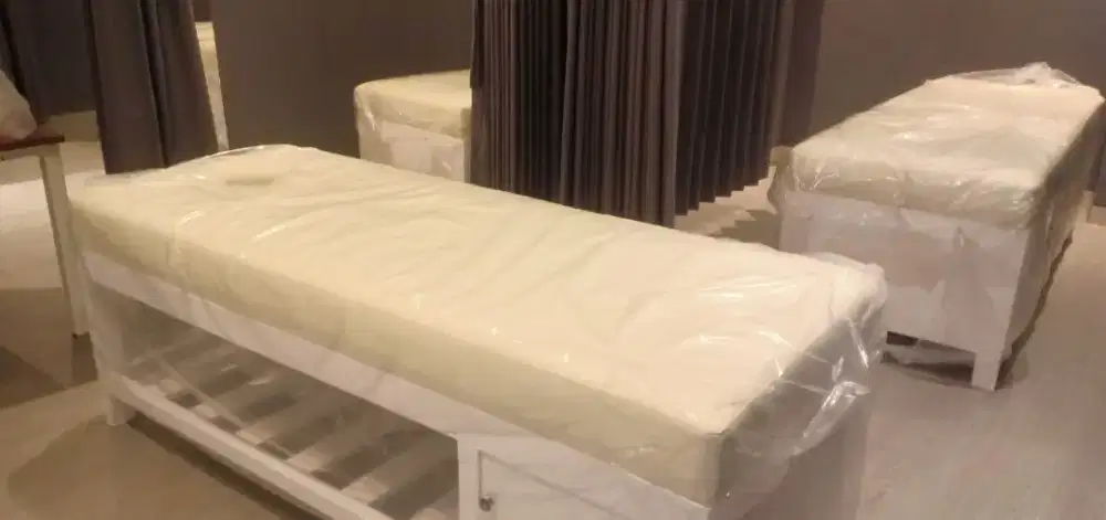 Meja massage hampir baru
