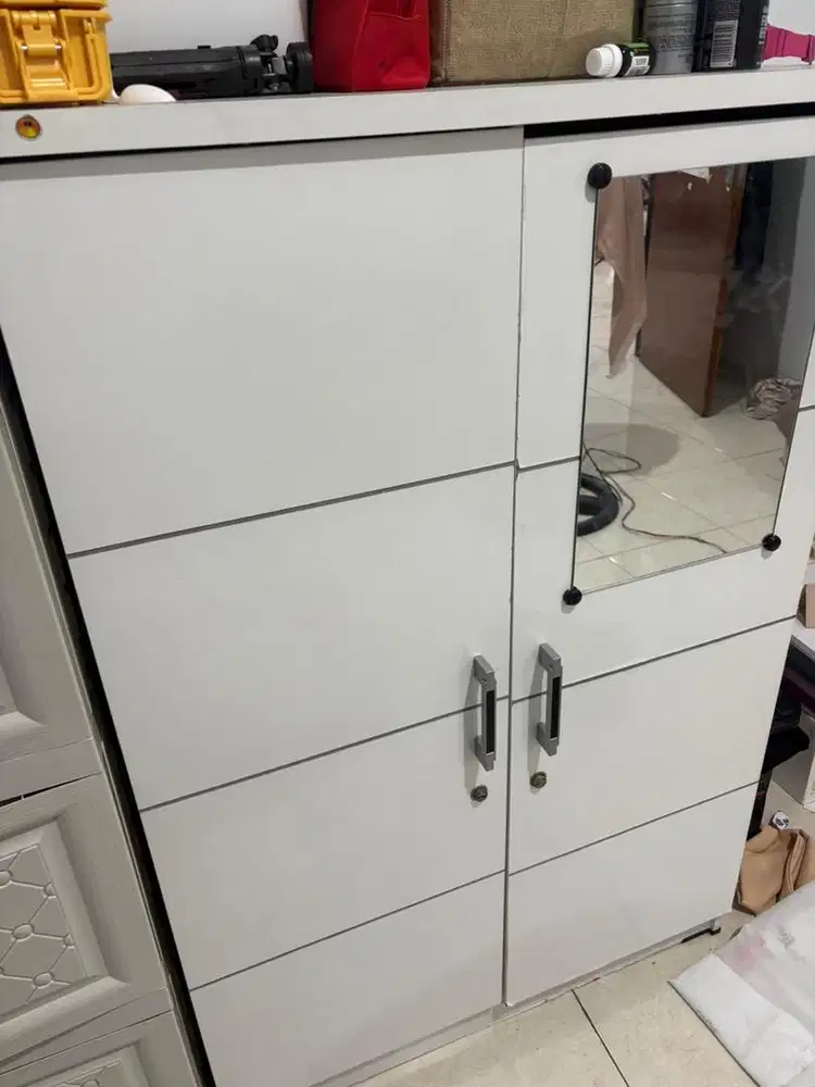 Lemari bekas kondisi copot pintu
