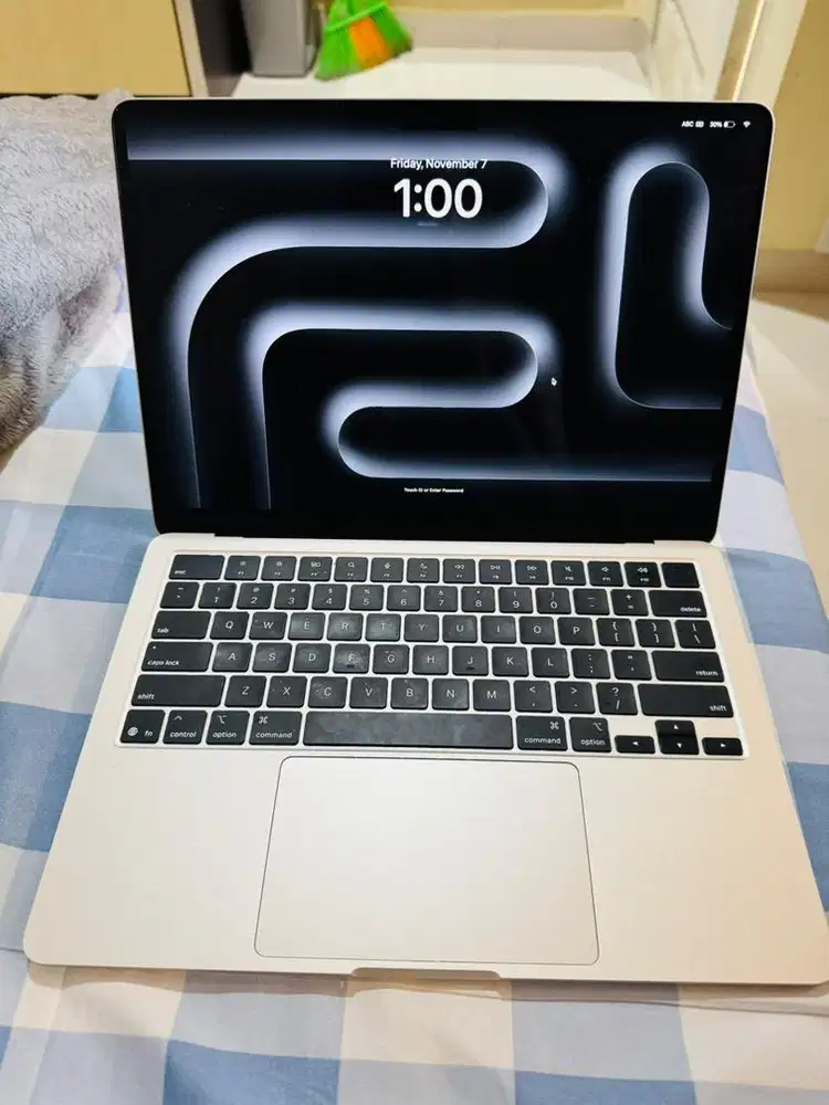 Macbook air 13 inch M4 2025