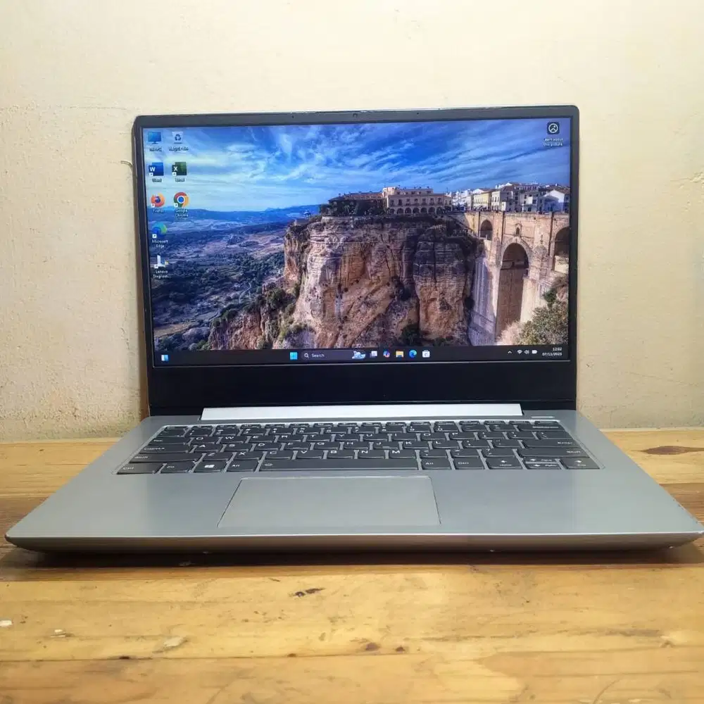 Lenovo core i5 gen 8 Ram 4 GB SSD 250 GB + HDD 1 TB AMD Radeon 2 GB