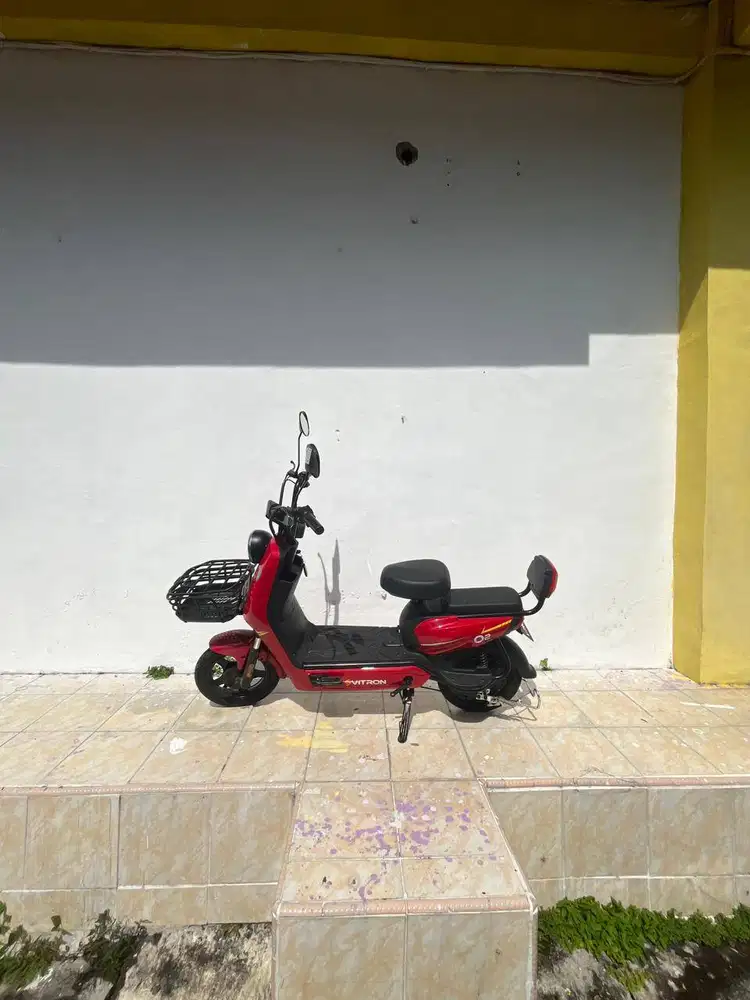 SEPEDA LISTRIK MERK VITRON O2 WARNA MERAH