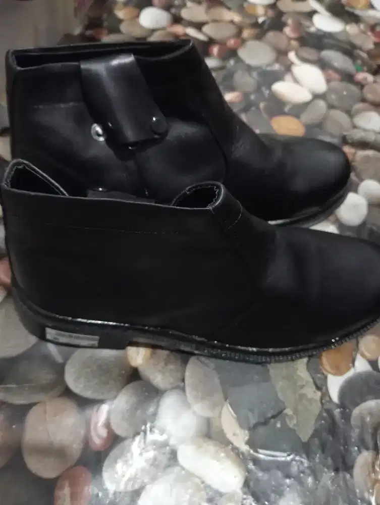 Sepatu satpam atau security