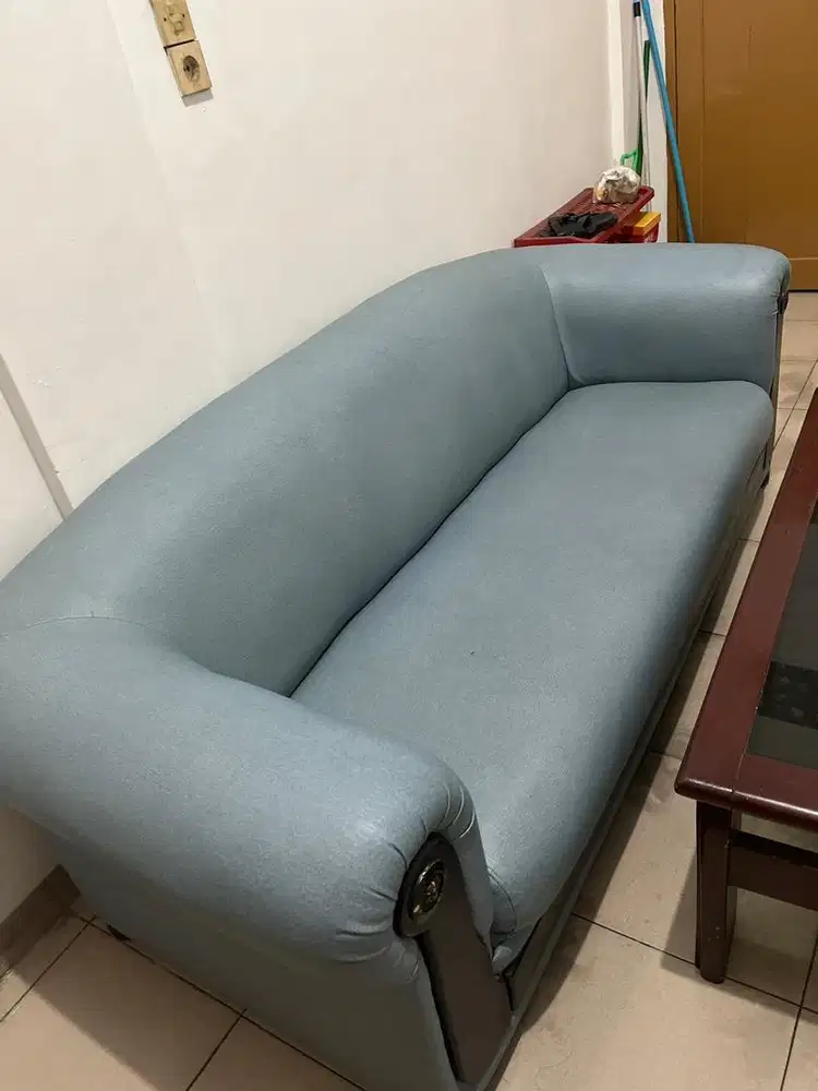 Sofa biru muda apik