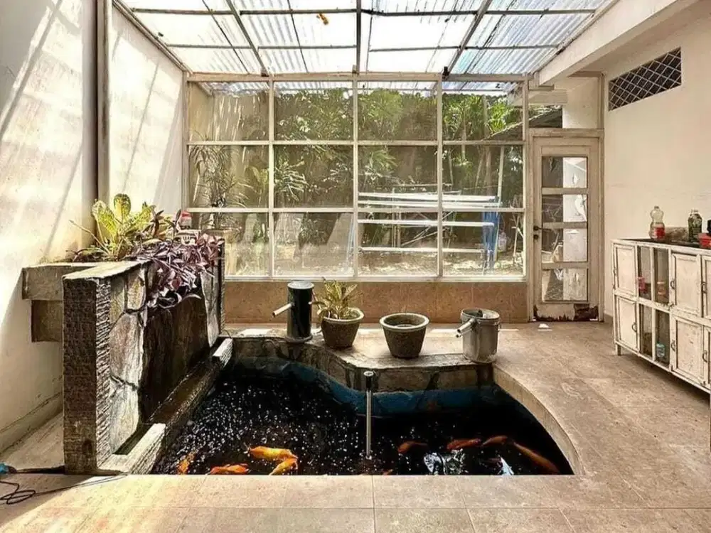 RUMAH JAKARTA SELATAN TANAH BESAR DI JAGAKARSA SEMI FURNISH