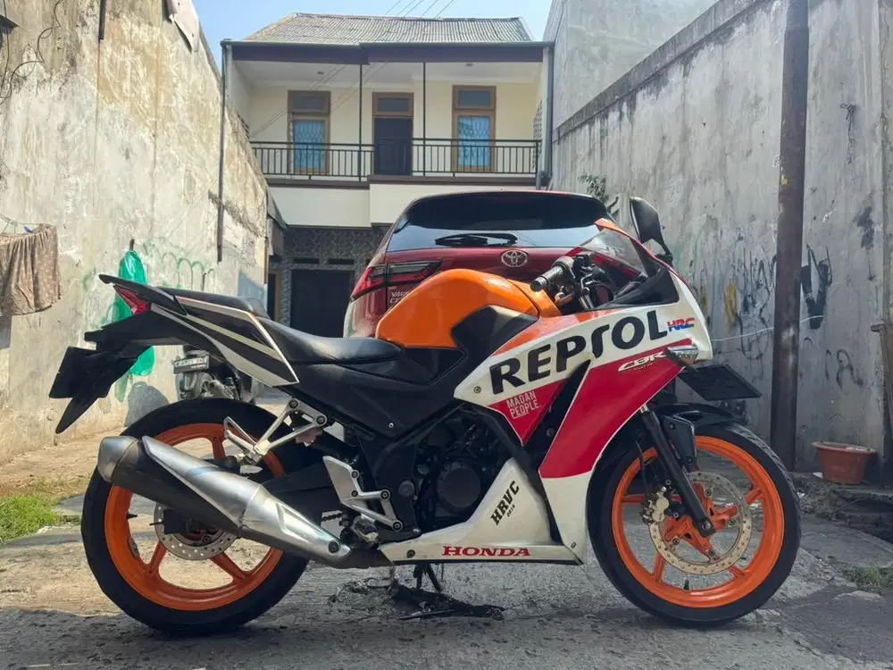 Honda CBR REPSOL 150 thun 2015 mesin halus jozz siap gas gan.