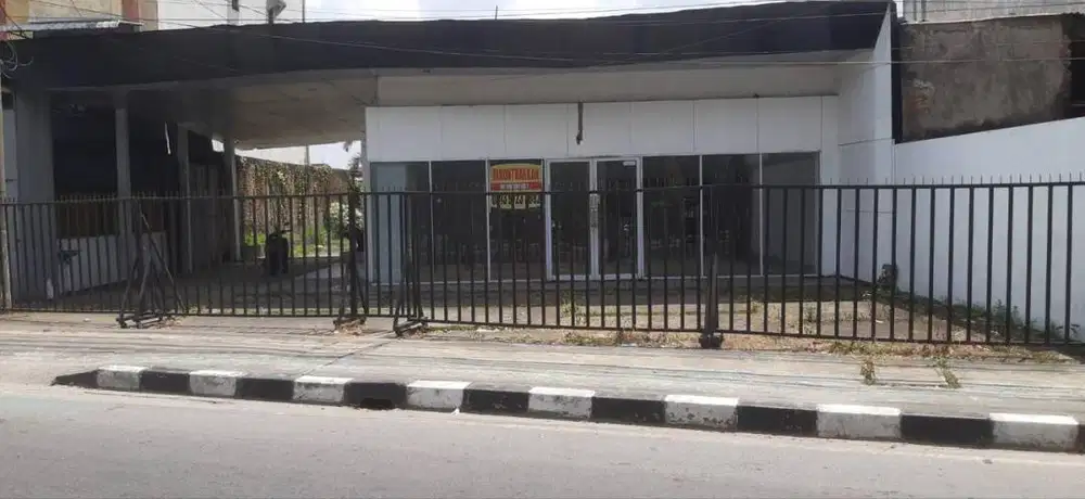 Disewakan rumah strategis pinggir jalan