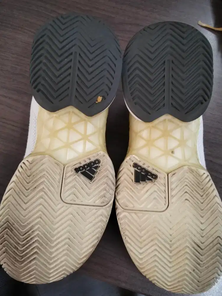 Sepatu tennis Adidas size 42