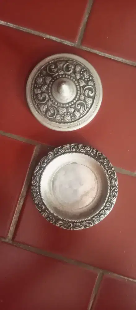 Tatakan dan tutup gelas perak