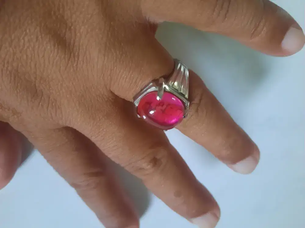 Cincin batu merah siem
