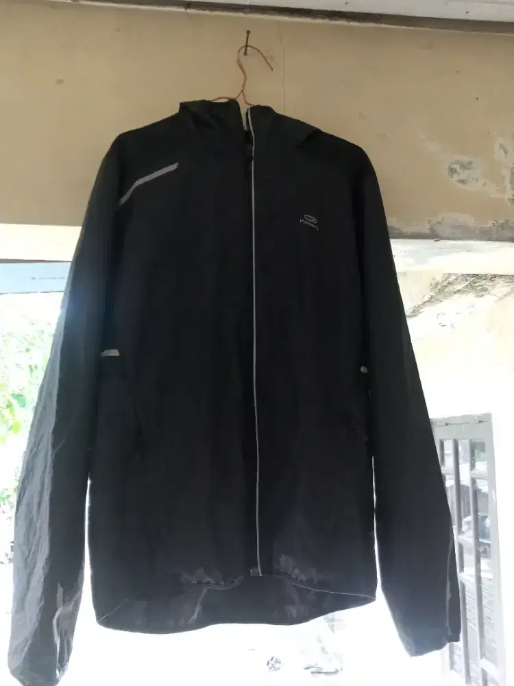 Jaket lari merk kalenji
