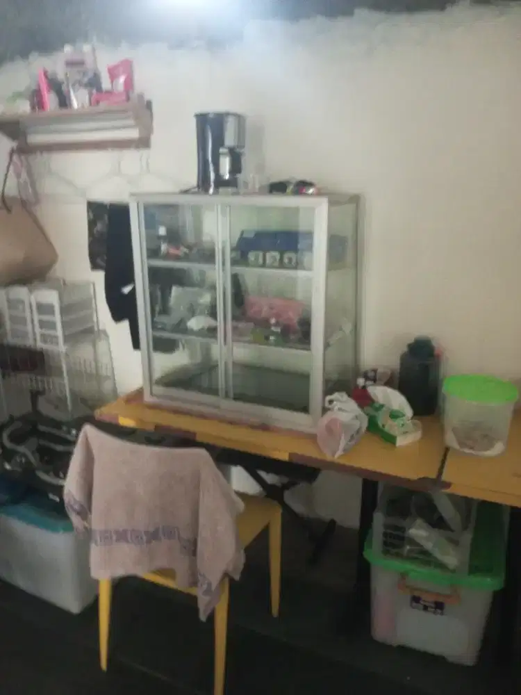 Etalase meja kantor dan perabot lain