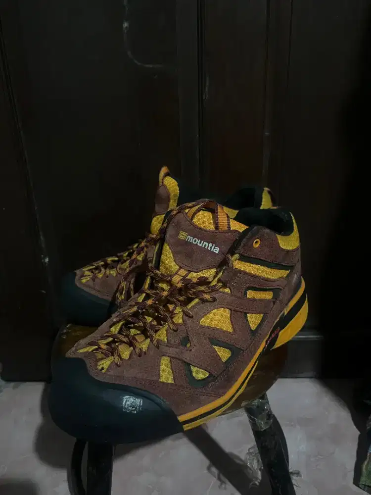 Sepatu outdoor gunung