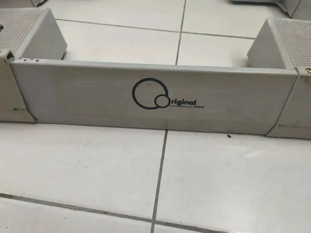 Dudukan untuk mesin cuci atau kulkas