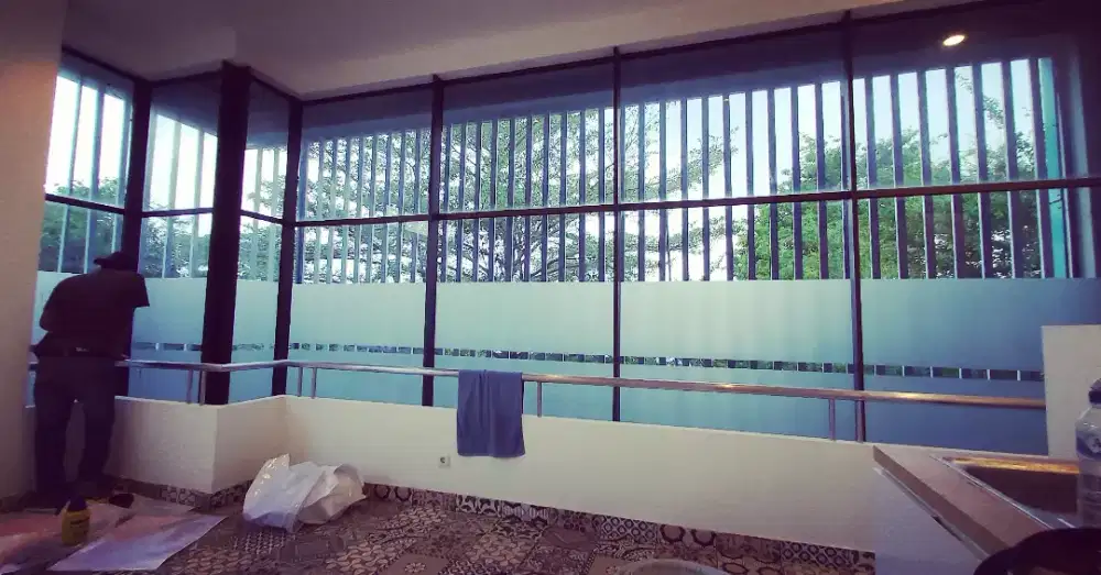 Pusat stiker sandblast sticker buram ice kaca film gedung perkantoran
