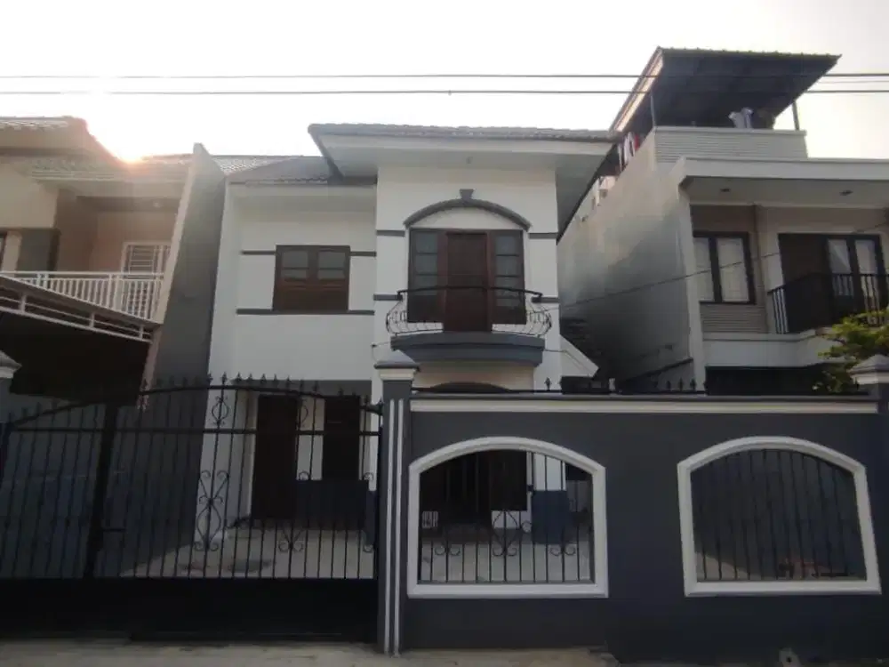 DIJUAL RUMAH STANDARD HADAP TENGGARA TERMURAH DI TAMAN PALEM