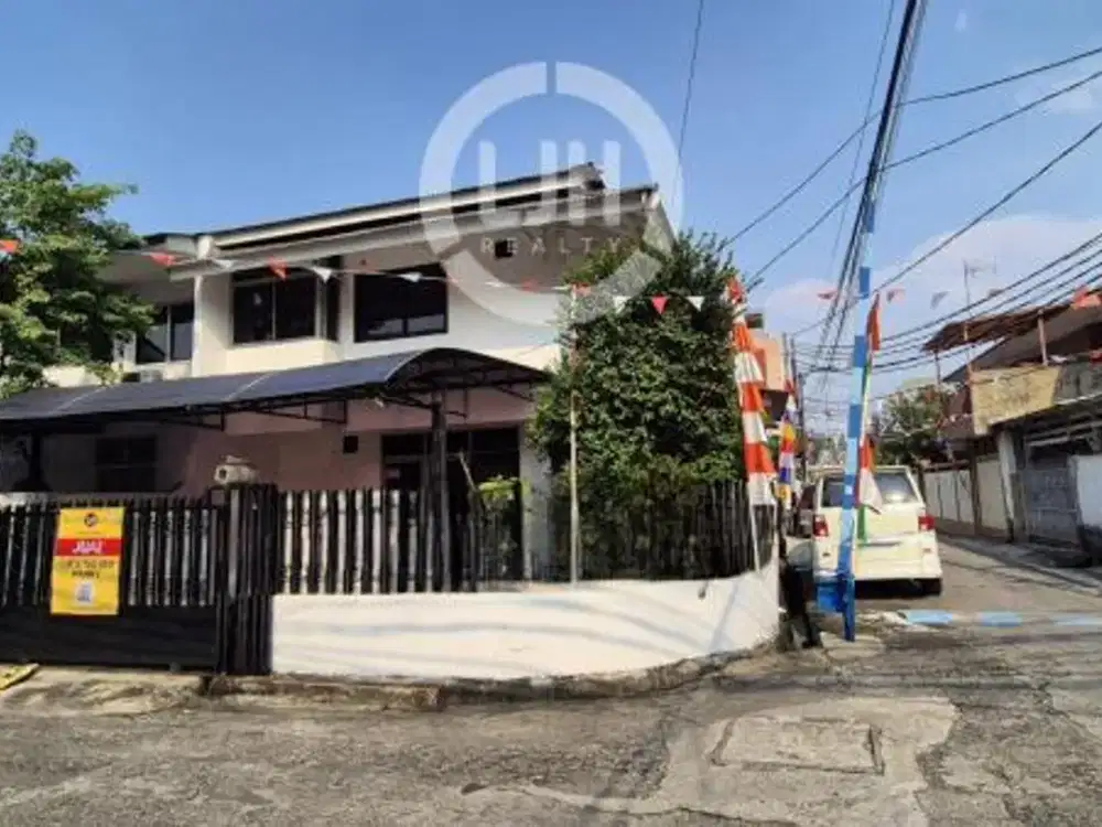 Rumah dengan Halaman Luas di Permata Biru, Kelapa Gading, Jakarta Utara