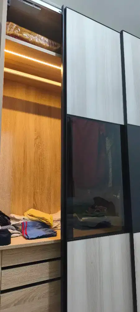 Dijual cepat lemari baju besar dan mewah