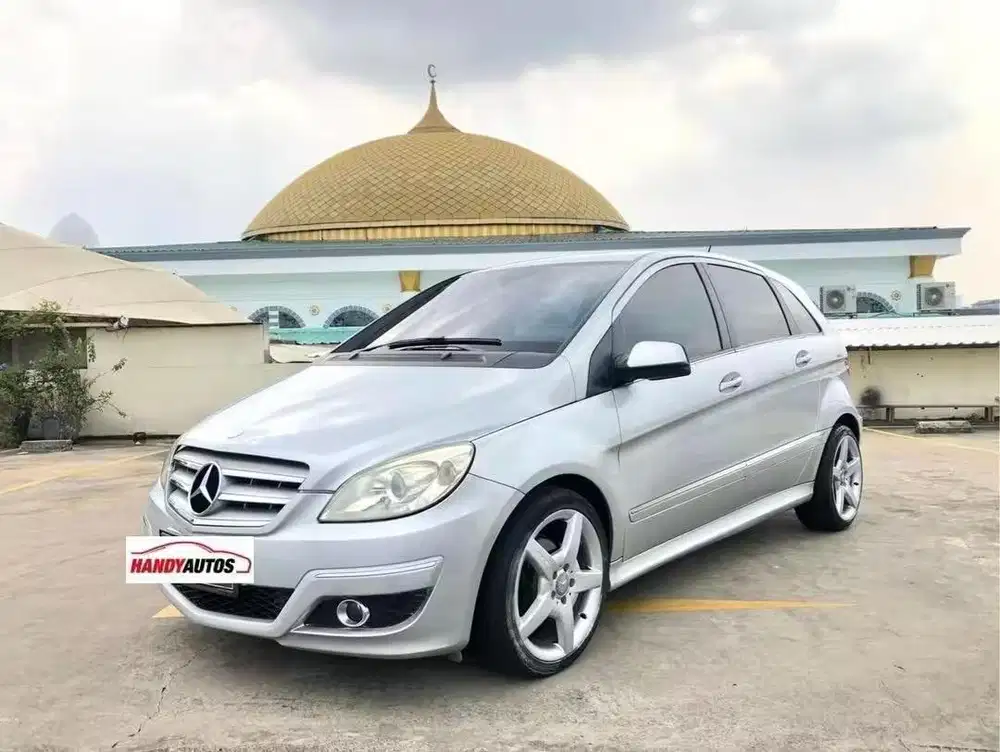 Mercedes Benz B180 Tahun 2010 Automatic Abu abu Metalik