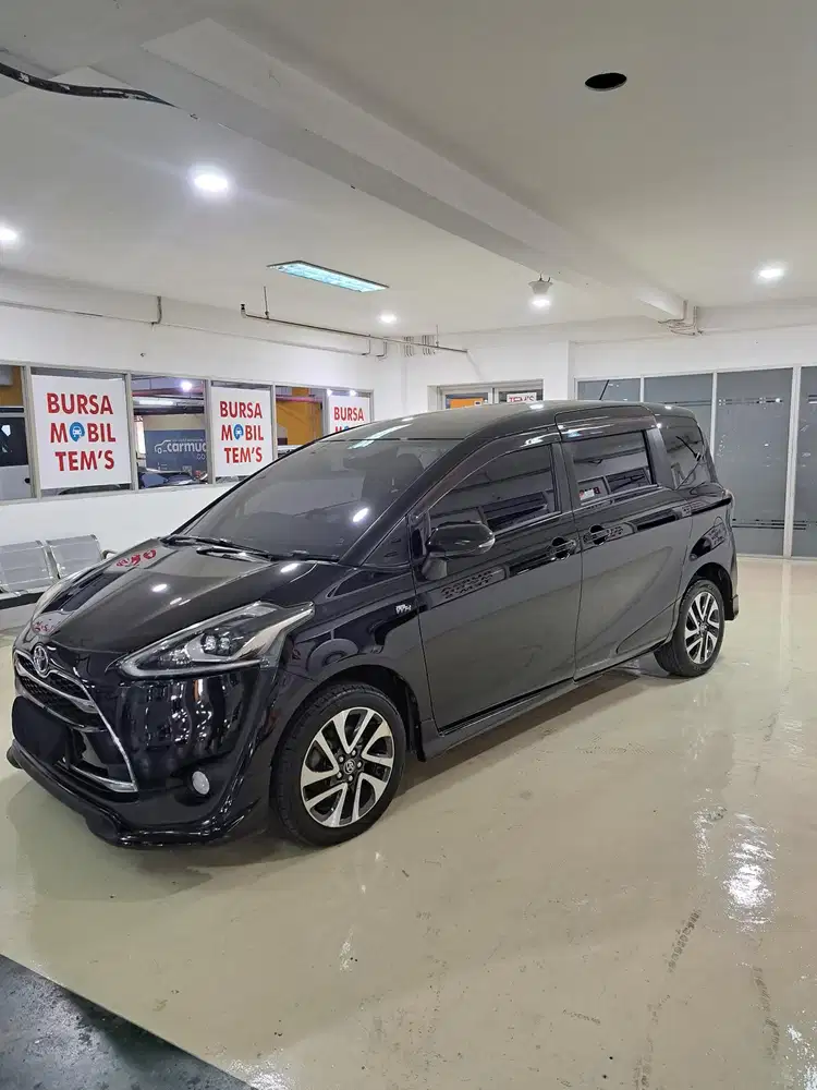 Toyota Sienta Q AT Hitam