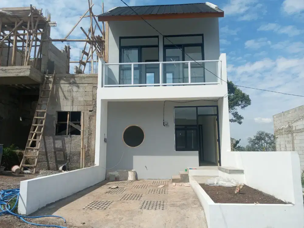 Rumah indent 2 Lantai Gaya modern hadap Timur di Cihanjuang