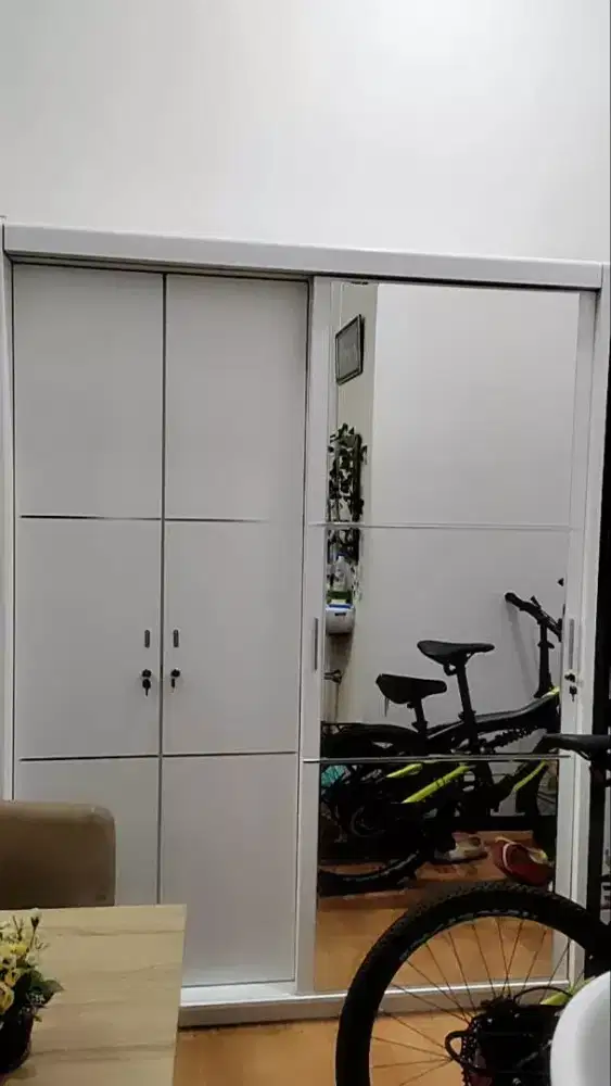 Lemari pakaian bahan full flat besi