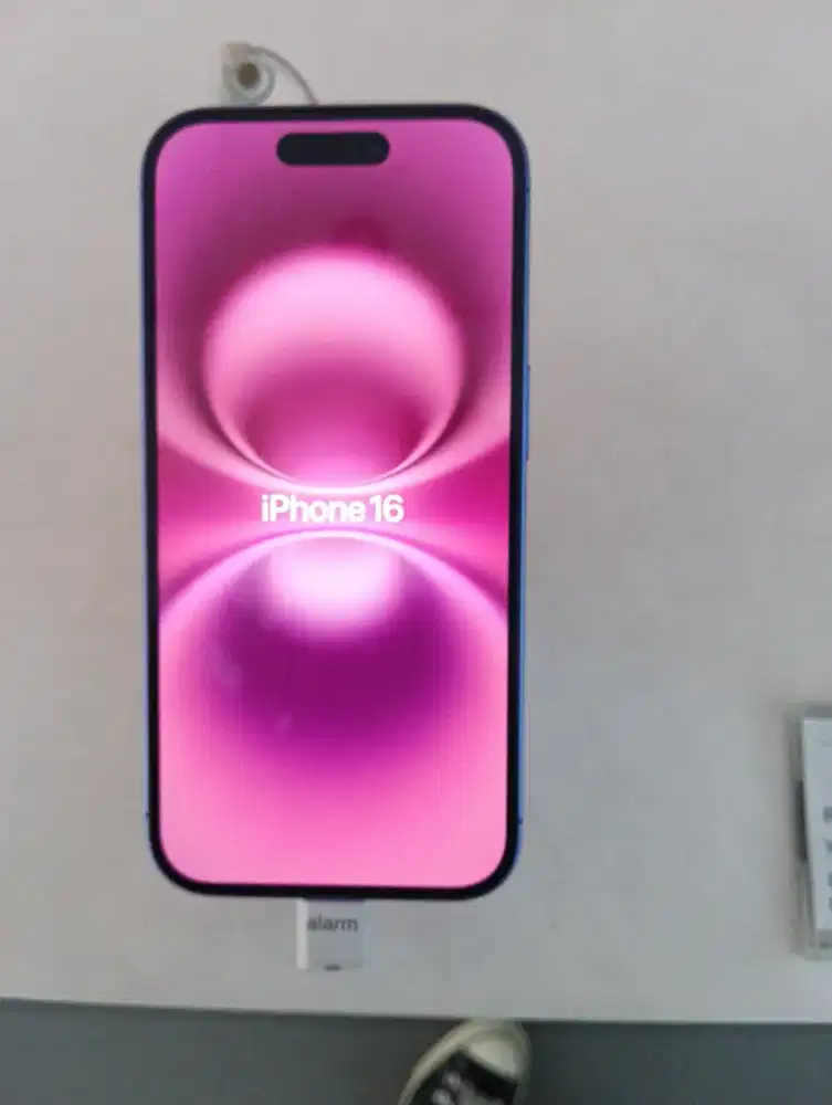 iPhone 16 Layar Super Retina XDR 6,1 inch