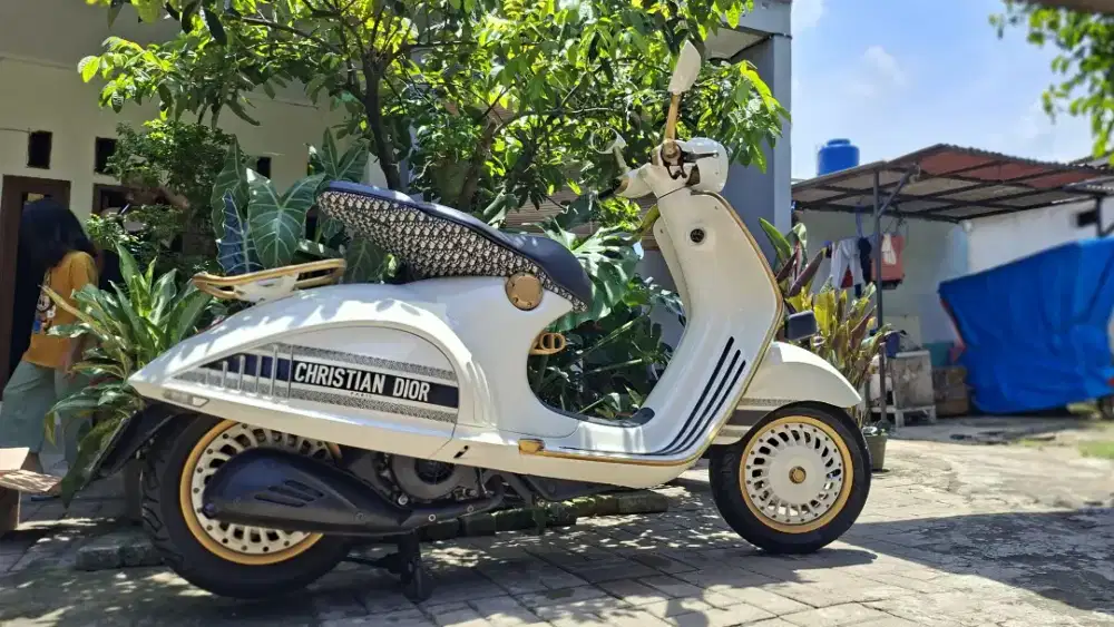 Vespa 946 Christian Dior KM. 50