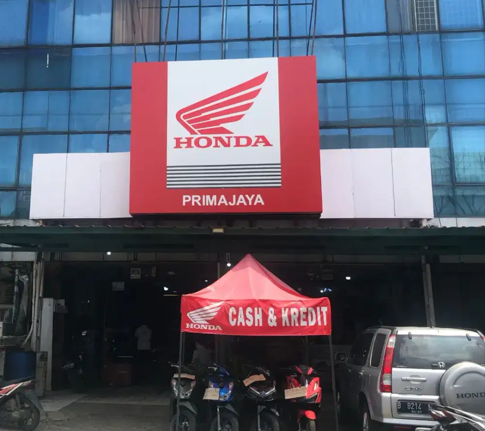 Asisten / pembantu mekanik bengkel motor HONDA