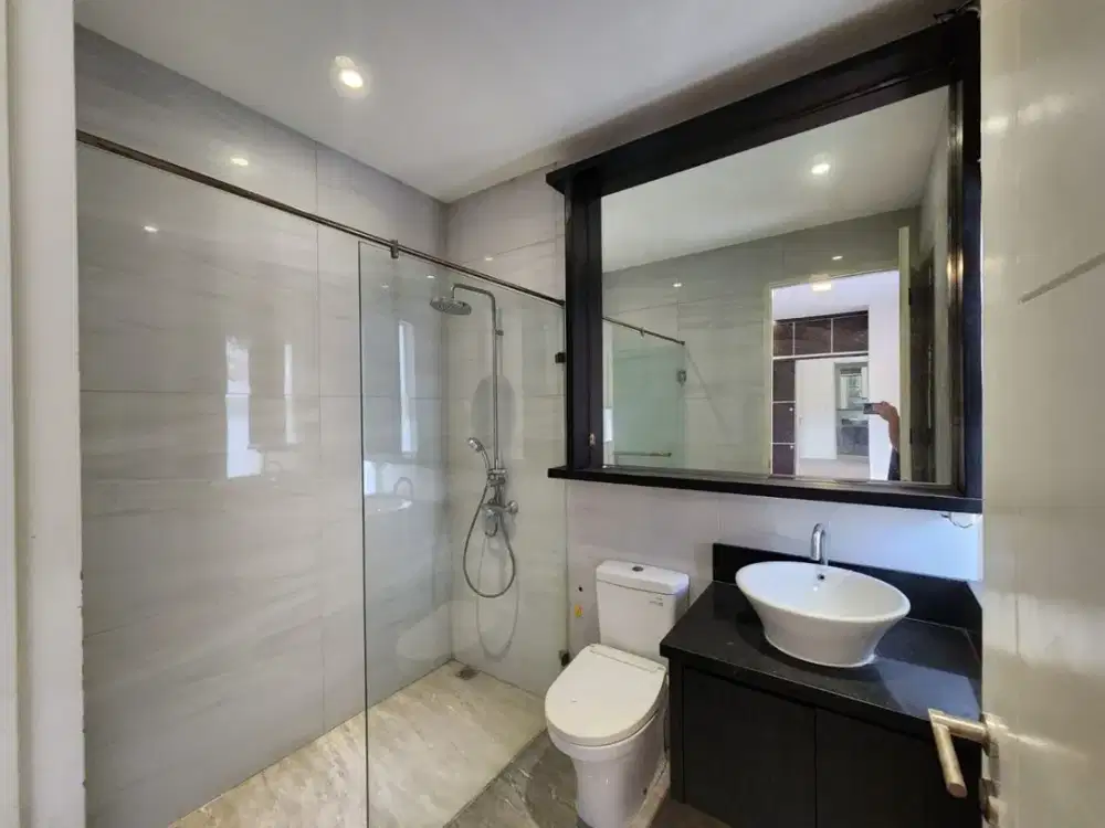 Dijual.rumah 3 lantai mezzanine di Citra garden 6