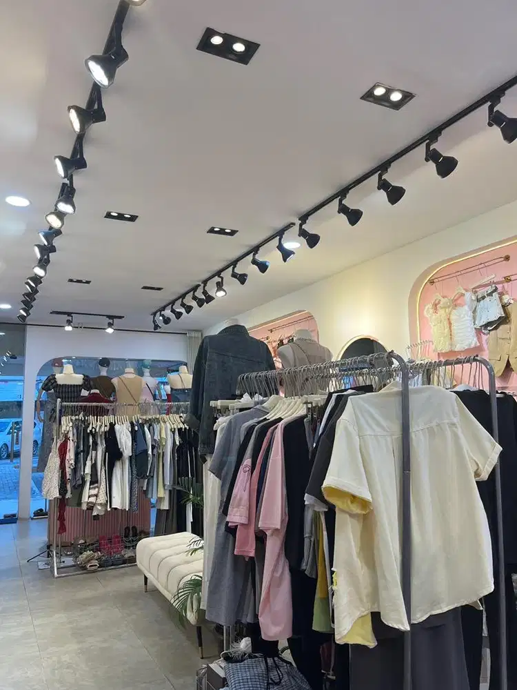 DICARI KARYAWATI MENJAGA TOKO BAJU WANITA