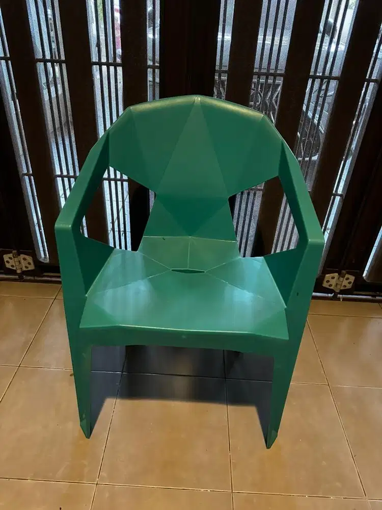 Kursi di tempat makan