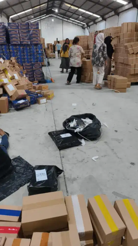 cari cowok  bongkar barang cewek bungkus paket